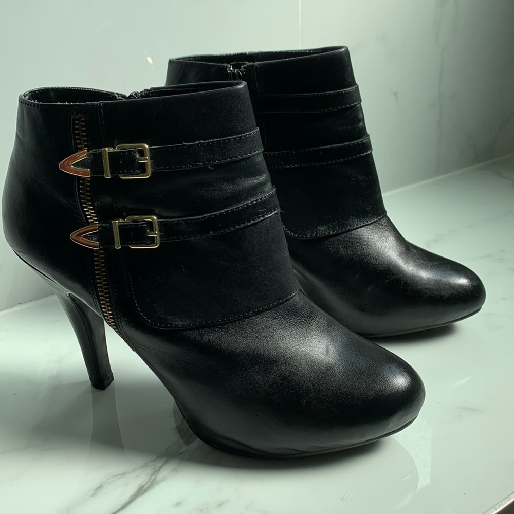 Me Too Black Leather Ankle Booties